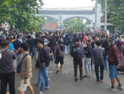 Terkait Berita Randis DPRD OKU , Massa Cabup 01 Datangi Rumdis Bupati OKU